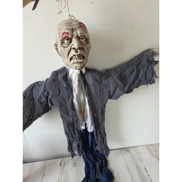 Hanging zombie Halloween prop life size scary skull - Picture 1 of 11